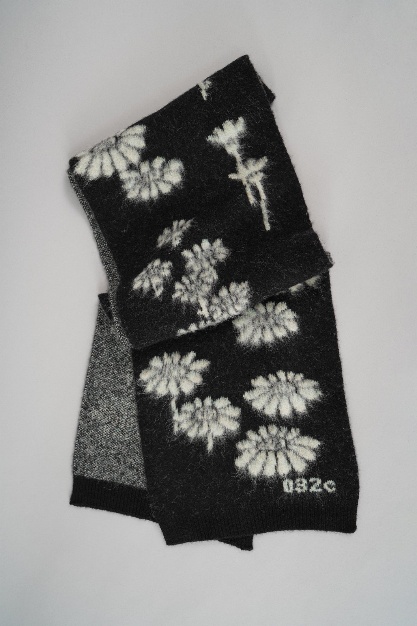 "MELTING DAISIES" SCARF